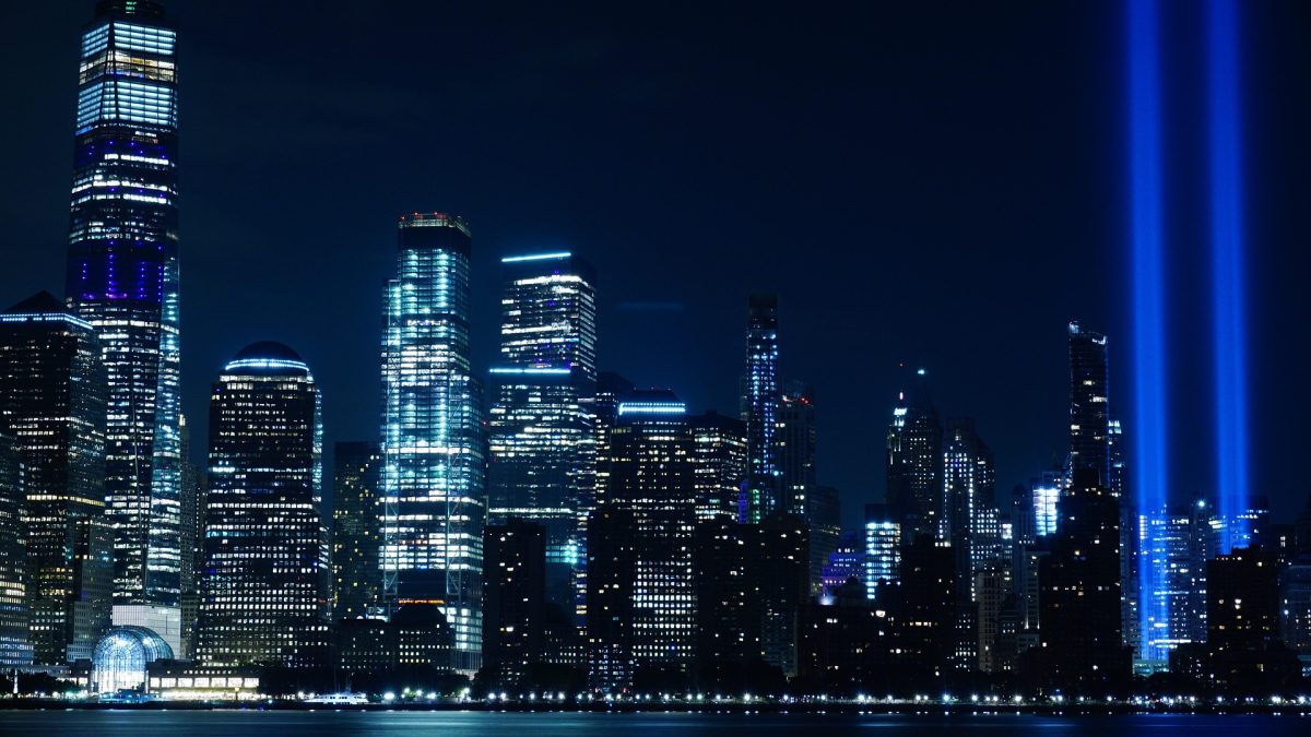 Blaues Licht statt Zwillingstürme in New York City. Quelle: Pixabay, Foto:  DesignOil!
